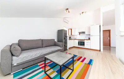 Kuhinja ili čajna kuhinja u objektu Cozy Apartment In Makarska With Wifi