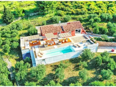 Bazen u objektu Modern Mediterranean Oasis - Villa ''BOLKA'' ili u blizini