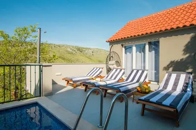 Bazen u objektu Holiday Home Moliva ili u blizini