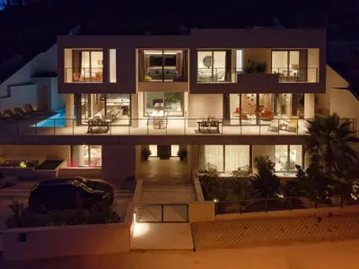 Bazen u objektu The Glass House ili u blizini