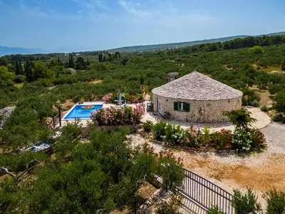 Bazen u objektu Villa Heritage ili u blizini