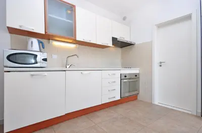 Kuhinja ili čajna kuhinja u objektu Apartments Sunspot 1