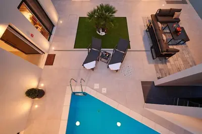 Bazen u objektu Villa Stella, private pool, sleeps 12, Dugi Rat ili u blizini