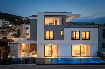 Bazen u objektu www VillaGoldenHill com ili u blizini