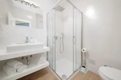 Kupaonica u objektu Serviced Family Suite by the sea, Mezaninе lеvеl