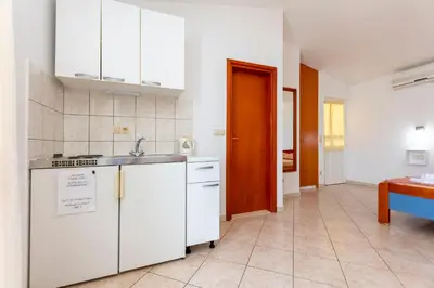 Kuhinja ili čajna kuhinja u objektu Apartments and Room Jure