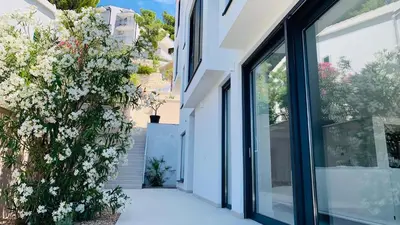 Vrt u objektu Luxurious and spacious pet friendly villa in Brela