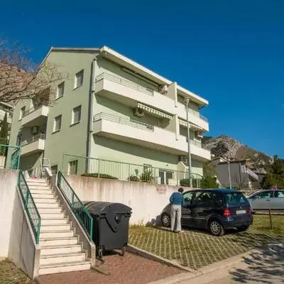 Apartments with parking space Omis - 21058